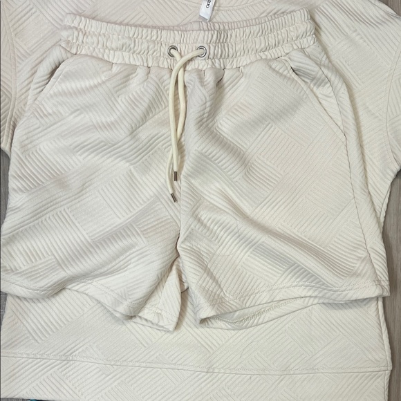 Cream Textured Short Sleeve Top - Picture 3 of 4